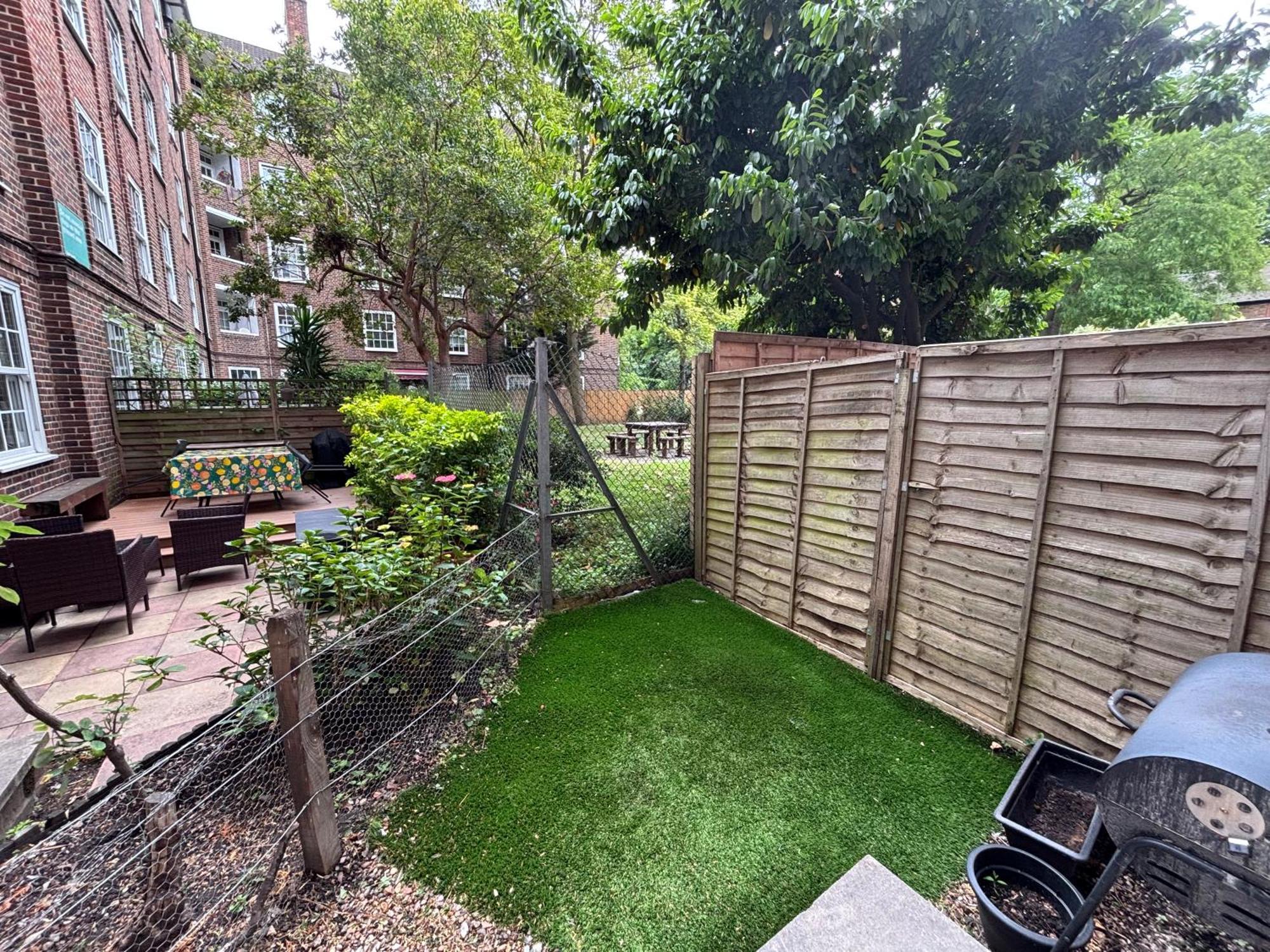 Newly Renovated 2 Bedroom In With Garden Apartment