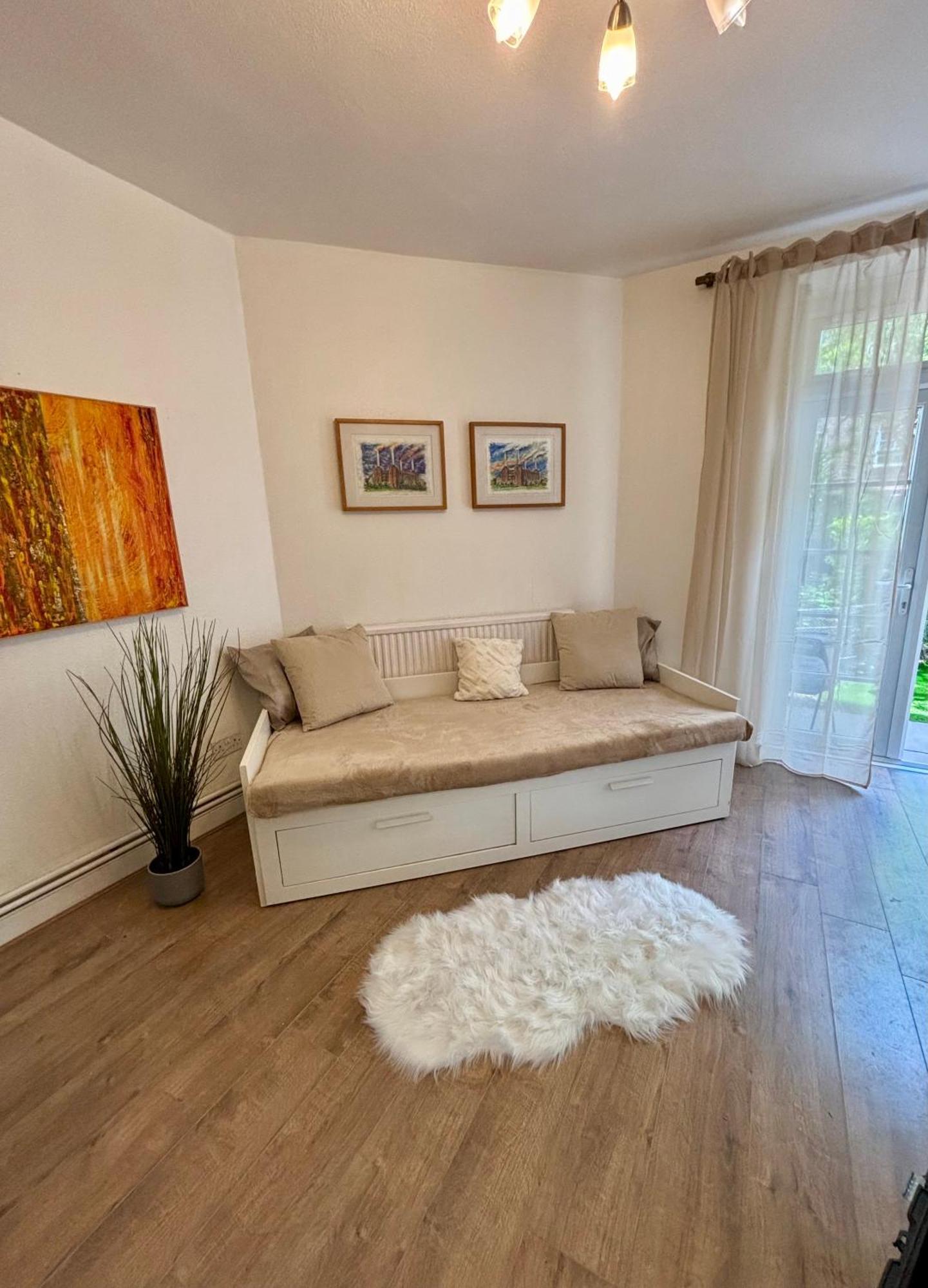 Newly Renovated 2 Bedroom In With Garden * London